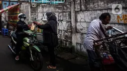 Warga membeli roti di Perumahan Padat Penduduk kawasan Kuningan Jakarta, Kamis (1/7/2021). Rerata kasus harian corona di jakarta belakangan terbilang fluktuatif, berada pada kisaran 5.000-8.000 kasus. (Liputan6.com/Johan Tallo)