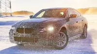 BMW i4 mulai melakukan serangkaian pengujian. (Autocar)