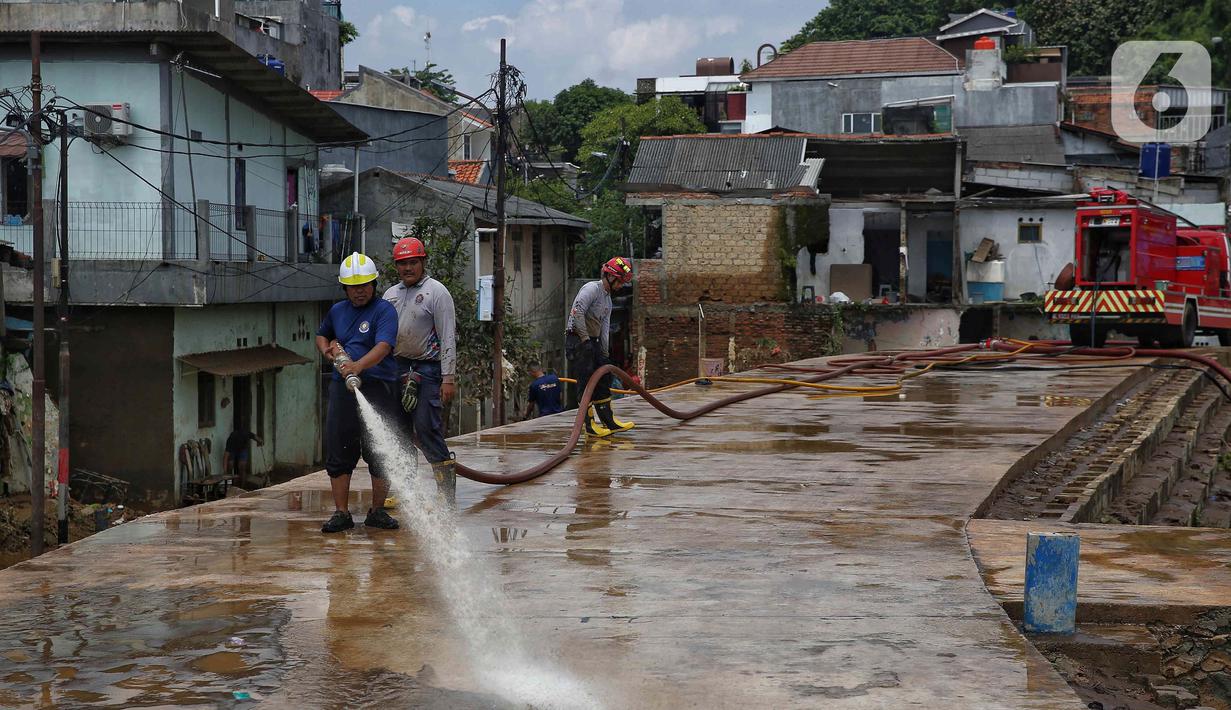 Banjir akibat luapan Kali Ciliwung yang melintas di sekitar permukiman mereka. (Liputan6.com/Angga Yuniar)