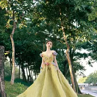 Angela Yeung Wing atau yang lebih dikenal Angelababy tampil cantik dengan gaun floral dari Elie Saab. Gaun V-neck berwarna hijau ini tampak cantik dengan hiasan bunga warna-warni di bagian atas gaun. Aksen belt di bagian tengah memperjelas lekuk tubuh sang model