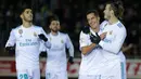 Para pemain Real Madrid merayakan gol Gareth Bale (kanan) ke gawang CD Numancia  pada laga Copa Del Rey di Nuevo Estadio Los Pajaritos stadium, Soria, (4/1/2018). Madrid menang 3-0. (AFP/Cesar Manso)