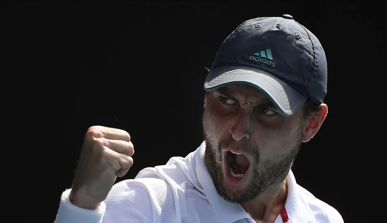 Aslan Karatsev menyingkirkan Grigor Dimitrov dengan kemenangan 2-6, 6-4, 6-1, 6-2 di Melbourne, Selasa, 16 Februari 2021. Di semifinal ia akan menantang petenis ranking satu dunia, Novak Djokovic. (Foto: AP/Andy Brownbill)