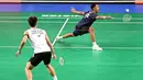 Tunggal putra Indonesia, Alwi Farhan (kanan) saat mengembalikan pukulan ke Lee Chia Hao (Taiwan) dalam pertandingan perempat final turnamen bulu tangkis Australia Open 2026 di Sydney pada Jumat 12 Juni 2026. (Saeed KHAN/AFP)