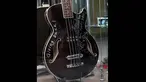 Masih ingat dengan sebuah gitar dari bassis Mettalica, Robert Trujill untuk Jokowi? (Liputan6.com/Faisal R Syam)