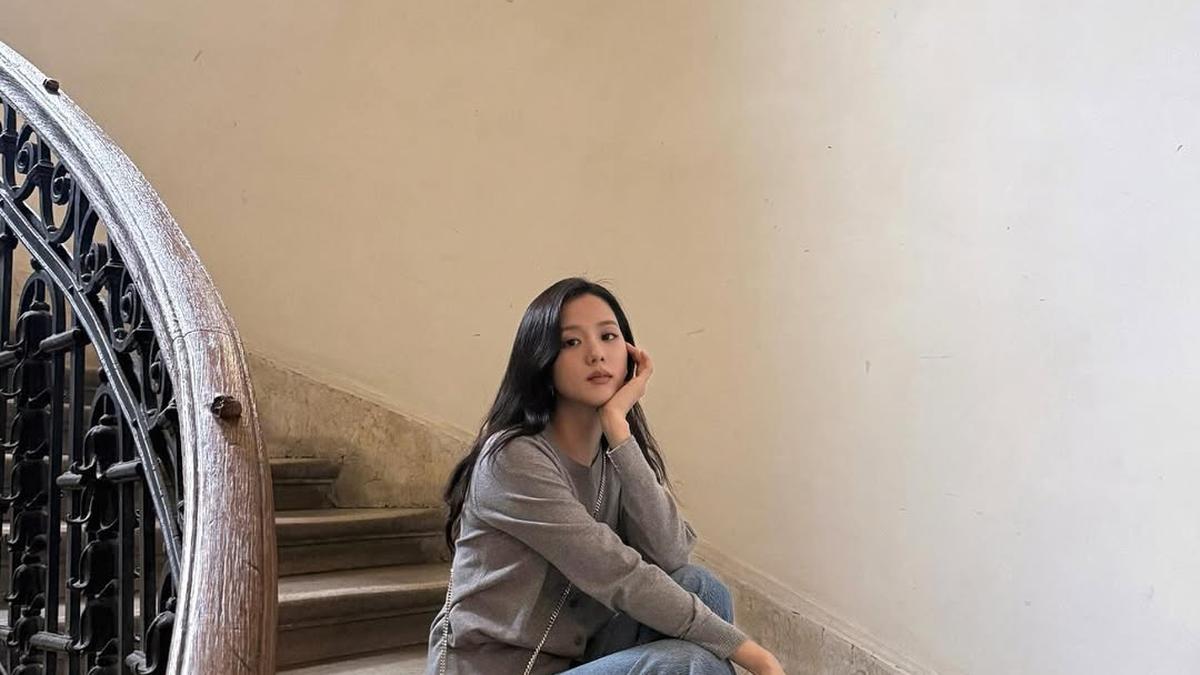 OOTD Santai Jisoo BLACKPINK Bergaya dengan Koleksi Terbaru Tas Lady Dior Rancangan Jonathan Anderson