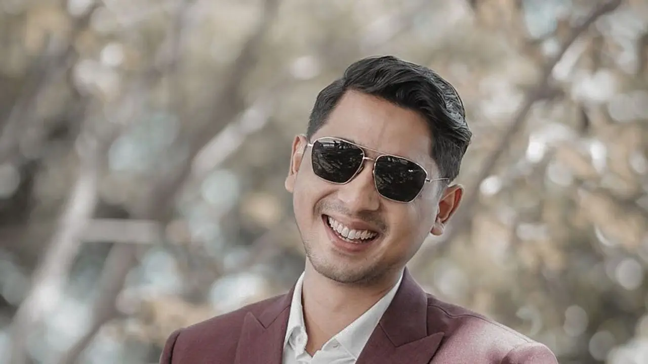 FOTO: 6 Gaya Arya Saloka Berkacamata Hitam, Ganteng Maksimal