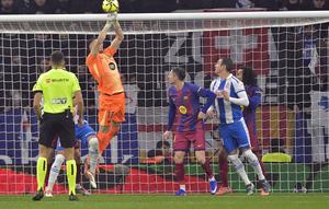 Kemenangan ini membawa Barcelona semakin kokoh di puncak klasemen Liga Spanyol 2025/2026, sekaligus menjauh dari kejaran Real Madrid. Tampak dalam foto, kiper Barcelona asal Spanyol, Joan Garcia melompat untuk melakukan penyelamatan saat pertandingan pekan ke-18 Liga Spanyol 2025/2026 melawan RCD Espanyol di Stadion RCDE, Sabtu 3 Januari 2026 waktu setempat atau Minggu (4/1/2026) dini hari WIB. (MANAURE QUINTERO/AFP)