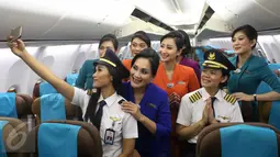 Kapten pilot Garuda Indonesia Ida Fiqria dan kopilot Sari Ardisa berpose dengan para pramugari di bandara Minangkabau, Padang, Sumbar, Jumat (21/4). (Liputan6.com/Angga Yunair)