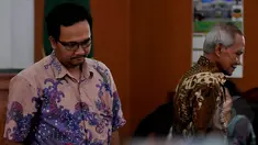 Pensiunan Jaksa Sekaligus Pengajar Diklat Kejaksaan, Atnan Talyaja (kanan) dan Dosen Fakultas  Hukum UI, Junaidi dihadirkan kuasa hukum KPK di Pengadilan Negri Jakarta Selatan, Jumat (13/2/2015). (Liputan6.com/Johan Tallo)