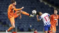 Gelandang Juventus, Adrien Rabiot, berebut bola dengan pemain Porto, Jesus Corona, pada laga Liga Champions di Stadion Dragao, Kamis (18/2/2021). Porto menang dengan skor 2-1. (AP/Luis Vieira)