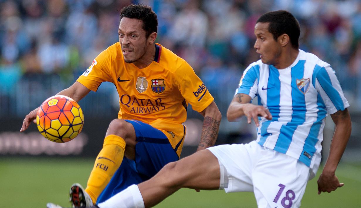 Pemain Barcelona, Adriano (kiri), berebut bola dengan pemain Malaga, Roberto Jose Rosales, dalam laga La Liga Spanyol di Stadion La Rosaleda, Malaga, Sabtu (23/1/2016). (AFP/Jorge Guerrero)