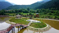 Orang-orang yang mengunjungi Desa Baiyun, Wilayah Taibai, Provinsi Shaanxi, China barat laut (5/7/2020). Terletak di pedalaman Pegunungan Qinling, Desa Baiyun telah lama menjadi daerah tertinggal dengan masyarakatnya yang hidup dalam kemiskinan. (Xinhua/Liu Xiao)