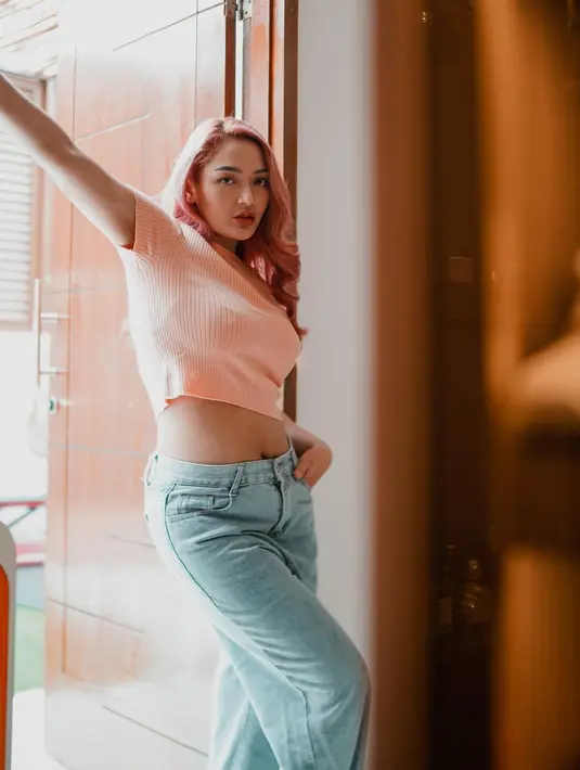 Dengan penampilannya yang terus ke titik body goals, Sibad juga sudah mulai berani lagi pakai croptop. "Akhirnya udah bisa lagi pake croptop!!! Sempet agak sedih setelah lahiran," tulis dalam unggahan dua bulan setelah program diet. [Instagram/sitibadriahh]