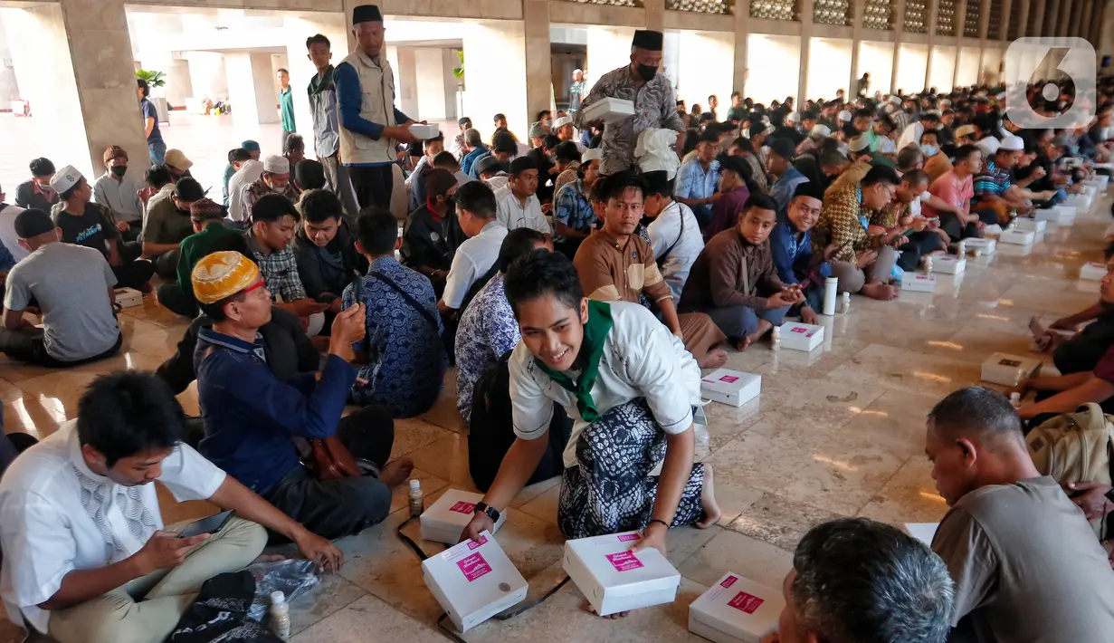Buka puasa ini diadakan tiap Senin-Kamis dan 3.000 porsi pada akhir pekan. (Liputan6 com/Angga Yuniar)