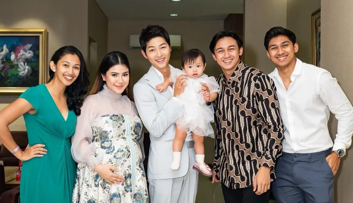 Gelar acara Scarlett Beautyverse sekaligus meet and greet bareng Song Joong Ki, begini momen Felicya, Caesar Hito, dan dua adik Hito bareng Song Joong Ki. Tak hanya Felicya Angelista, adik Hito, Clara Gaby juga ungkap jika Song Joong Ki adalah sosok yang hangat dan ramah. Beruntung bertemu Song Joong Ki, kolom komentar Felicya ramai diserbu akun centang biru. (Liputan6.com/IG/@felicyangelista_)