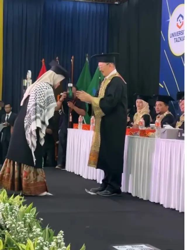 7 Potret Della Sabrina Istri Irfan Hakim Wisuda S2, Inspirasi Ibu Lima Anak