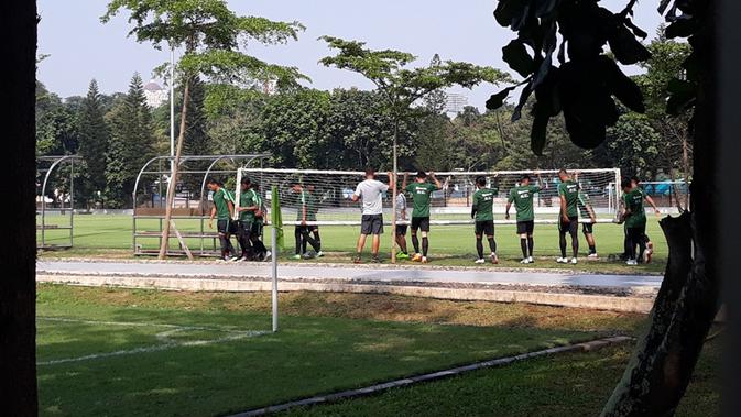 Timnas Indonesia U-23 berlatih menjelang laga perdana di Asian Games 2018. Media tak bisa memasuki lapangan dan hanya diperbolehkan meliput dari luar. (Fitri Apriani/KLY Sports)