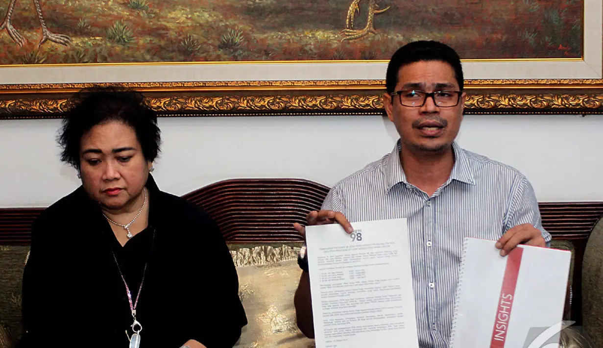 Rachmawati memperlihatkan bukti-bukti yang dimilikinya. Ia sangat yakin bahwa buktinya sangat valid, Jakarta, Rabu (15/10/2014) (Liputan6.com/Johan Tallo)