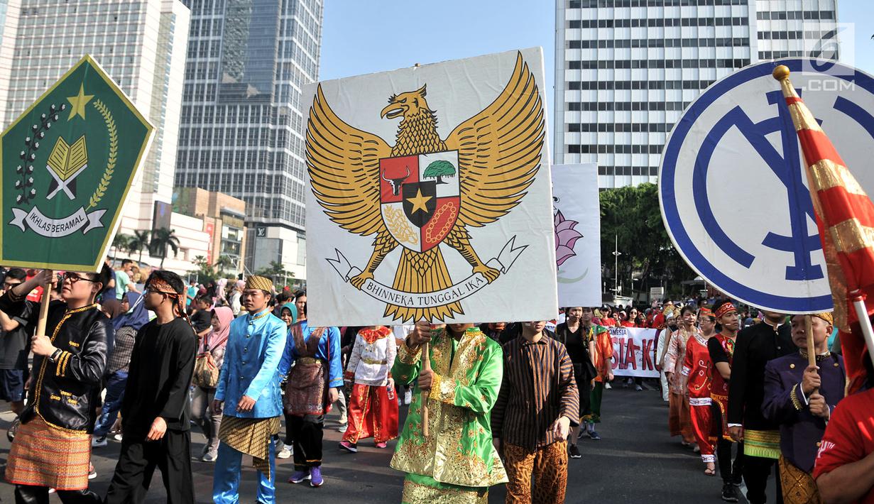 Umat lintas agama melakukan gerak jalan menyambut Pemilu 2019 di kawasan Car Free Day, Jakarta, Minggu (21/10). Acara bertema 'Kerukunan Umat Beragama' ini digelar oleh Kementerian Agama dan seluruh instansi berbagai agama. (Merdeka.com/ Iqbal S. Nugroho)