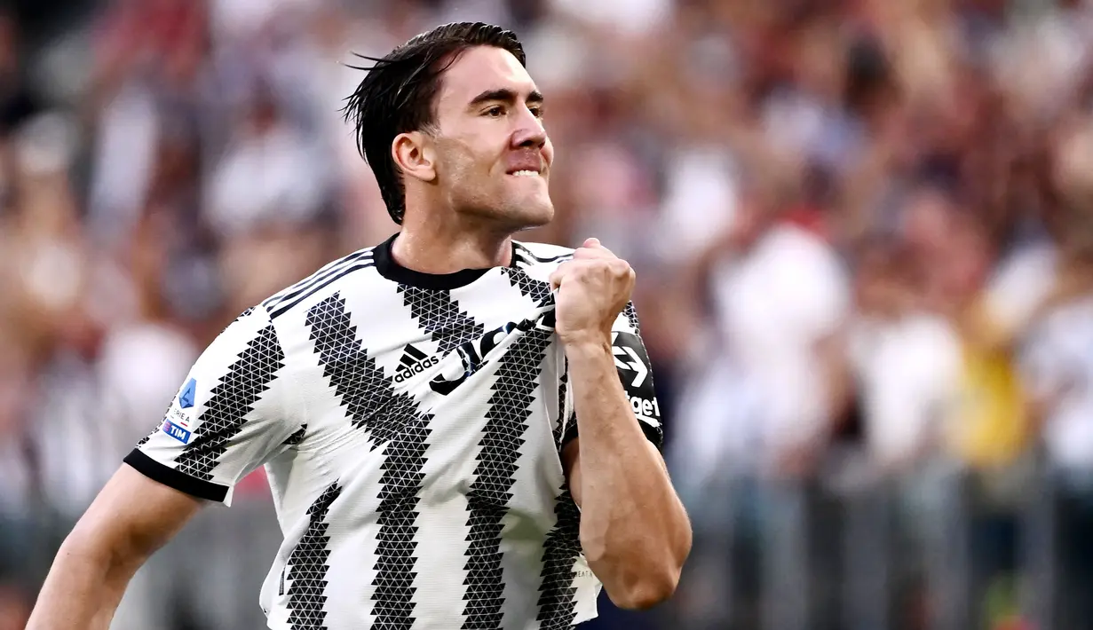 Nama Dusan Vlahovic wajib masuk dalam daftar pemain yang harus diwaspadai bek PSG. Ujung tombak Juventus ini merupakan salah satu striker mematikan yang memiliki kualitas di atas rata-rata. Dari tujuh gol Juventus di Serie A, Vlahovic mencetak empat gol diantaranya. (AFP/Marco Bertorello)
