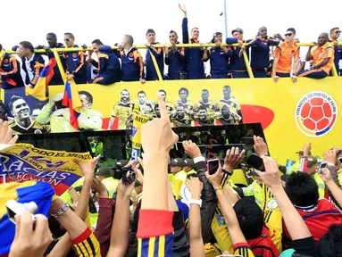 Kembalinya Timnas Kolombia usai berlaga di putaran final Piala Dunia 2014 disambut meriah ribuan suporter di Bogota, (6/7/2014). (REUTERS/Jose Miguel Gomez)