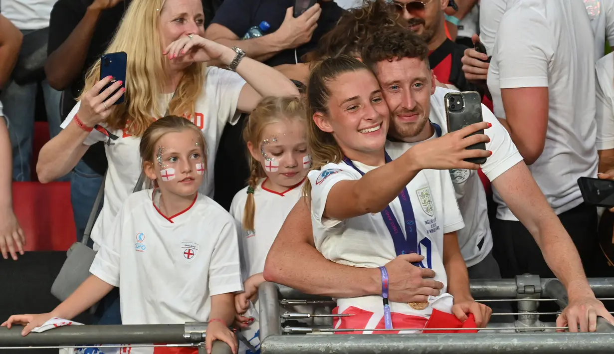 Para pemain Timnas Wanita Inggris, Ella Toone melakukan swafoto saat timnya menjadi juara Euro 2022 usai mengalahkan Jerman 2-1 pada babak final di stadion Wembley, di London, pada Juli 31 Desember 2022. (AFP/Justin Tallis)