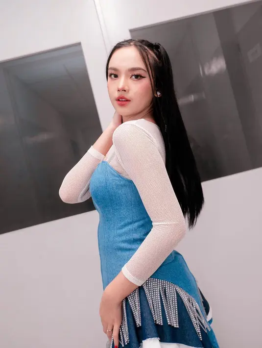 Lyodra tampil girly dengan half up pigtails yang menyisakan beberapa helai poni di kedua sisi. [@lyodraofficial].