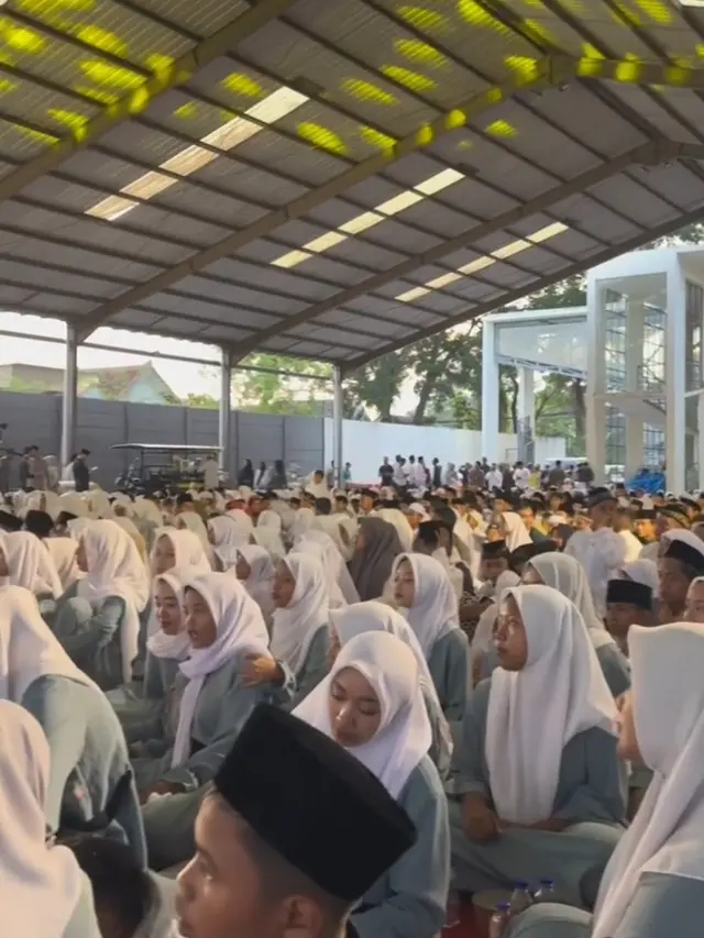 Potret Umi Pipik Hadiri Acara Bukber dengan Anak Yatim, Abidzar dan Bilal Kawal Bak Bodyguard