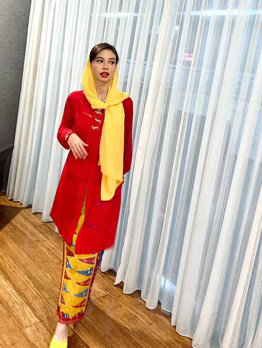 Yuki Kato tampil menawan dengan kebaya Betawi polos berwarna merah, dipadukannya dengan kain batik bernuansa kuning dan selendang kuning polos yang menutupi rambutnya. [Foto: Instagram/yukikt]