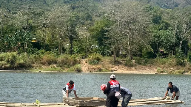 Relawan Pertamina Patra Niaga masuk ke daerah terpencil di NTT. (Foto: Pertamina Patra Niaga)