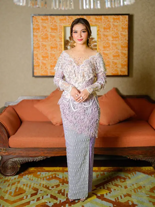 Kebaya berwarna ungu Byansoe dengan potongan sabrina berhasil memberikan kesan anggun sekaligus mempermanis tampilan Selvi Ananda. Dipadukan dengan kain batik menjadikan penampilan kian sempurna. [@byansoe].