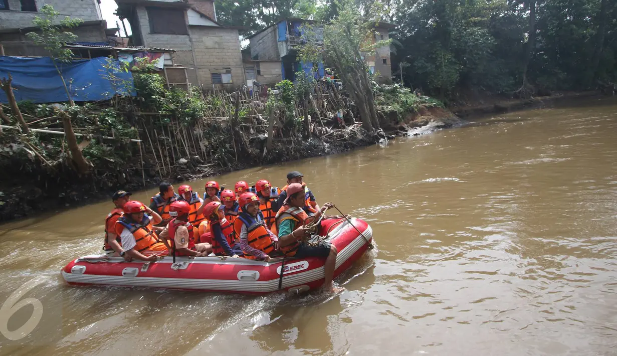 Siswa dan siswi SD mengikuti acara Aksi Cinta Lingkungan di Sungai Ciliwung, Jakarta, Rabu (21/12). Kegiatan yang diadakan oleh Palyja bertujuan mengajak siswa agar menjaga kelestarian alam dan ketersediaan air bersih. (Liputan6.com/Immanuel Antonius)
