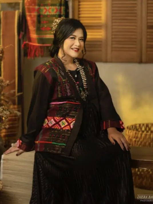 Kahiyang tampil menawan mengenakan atasan dengan detail tenun di atas dress hitamnya dari Desainer Zul Said. [@ayanggkahiyang]