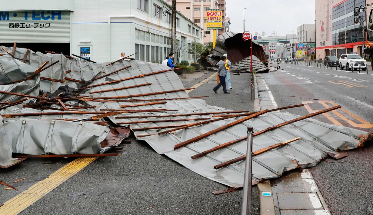 Atap garasi bengkel mobil tersebar di trotoar pejalan kaki setelah topan Haishen melanda Fukuoka, barat daya Jepang, Senin (7/9/2020). Badai melanda wilayah itu dengan angin kencang dan hujan lebat, serta memutus aliran listrik ke puluhan ribu rumah di pulau selatan Jepang. (Kyodo News via AP)