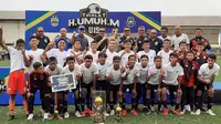 Tim UNI U-15 menyabet juara kejuaraan Piala H. Umuh Muchtar. (Bola.com/Erwin Snaz)