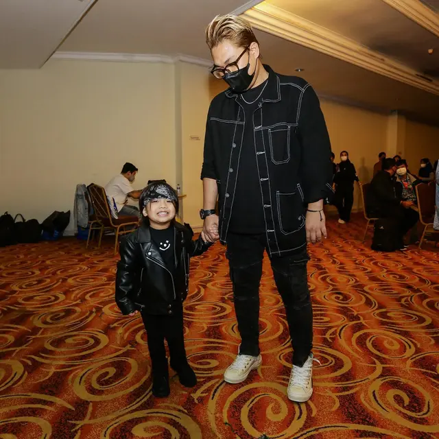 7 Potret Rizal Armada Ajak Buah Hati Konser, Putranya Tampil Keren Bak Anak Band