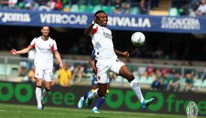 Rafael Leao menguasai bola pada laga Hellas Verona vs AC Milan dalam lanjutan Liga Italia 2025/2026, Minggu (19/4/2026) malam WIB. (Dok. AC Milan)