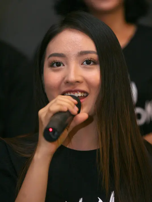 "Aku tegasin lagi, aku tipe orang yang nggak pernah berusaha nutup-nutupin sebuah hubungan, juga nggak pernah berusaha buat umbar-umbar banget. Yang aku lakuin sekarang adalah hal wajar yang semua anak muda pernah lakuin," lanjut Natasha.