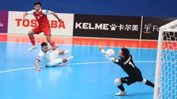 Kepastian ini didapat usai skuad Garuda menumbangkan Kirgizstan dengan skor meyakinkan 5-3 dalam laga kedua Grup A di Indonesia Arena, Jakarta, Kamis (29/1/2026) malam. Tampak dalam foto, pemain Timnas Futsal Indonesia, Rio Pangestu Putra (kiri) saat melawan Kirgistan pada laga kedua Grup A Piala Asia Futsal 2026, Kamis (29/1/2026) malam WIB. (Bola.com/M Iqbal Ichsan)