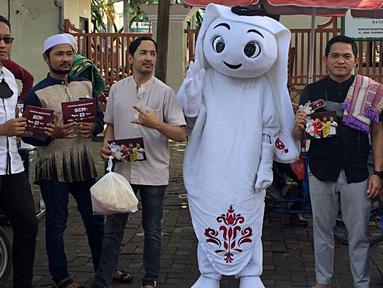 Maskot Piala Dunia 2022, La'eeb saat berfoto bersama warga Banjarmasin seusai salat Jumat di Masjid Sabilal, Banjarmasin, Jumat (28/101/2022). Kemeriahan Piala Dunia 2022 semakin terasa jelang kick-off yang kurang dari sebulan lagi digelar. Untuk menambah kemeriahan itu, maskot Piala Dunia 2022 La'eeb berkeliling Indonesia dan kini menyapa masyarakat Banjarmasin. (Dok. SCM)