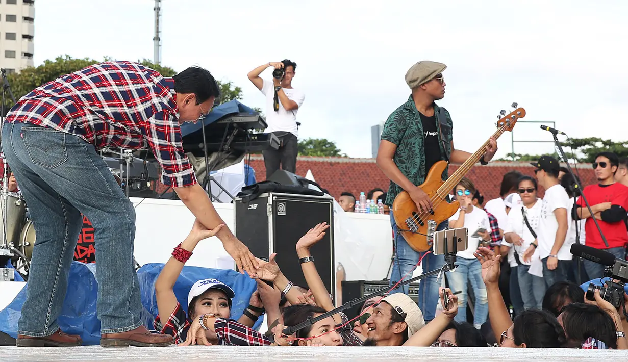 Penampilan yang disuguhkan Slank pun berhasil meramaikan Konser Gue 2 untuk mendukung pasangan Ahok-Djarot. Berbagai spanduk bertuliskan nama Slank pun juga terlihat mendominasi venue Konser Gue 2.  (Bambang E. Ros/Bintang.com)