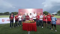 Perayaan ulang tahun ke-107 PSM Makassar digelar sederhana, Rabu (2/11/2022). Di momen itu, pemain, suporter dan legenda klub, mengirimkan doa untuk korban tragedi Kanjuruhan. ()