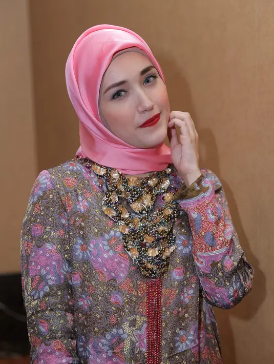 "Alhamdullillah sudah tiga bulan berhijab. Pas di Palu (Sulawesi Tengah), setelah melahirkan anak ketiga. Alhamdulilah dapat hidayah," kata Adelia ditemui di kawasan Tendean, Jakarta Selatan, Senin (13/6/2016). (Andy Masela/Bintang.com)