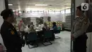 Proses penyortiran dan pelipatan surat suara Pemilu 2024 diawasi langsung petugas Bawaslu Kepulauan Seribu dan Polres Kepulauan Seribu. (merdeka.com/Imam Buhori)