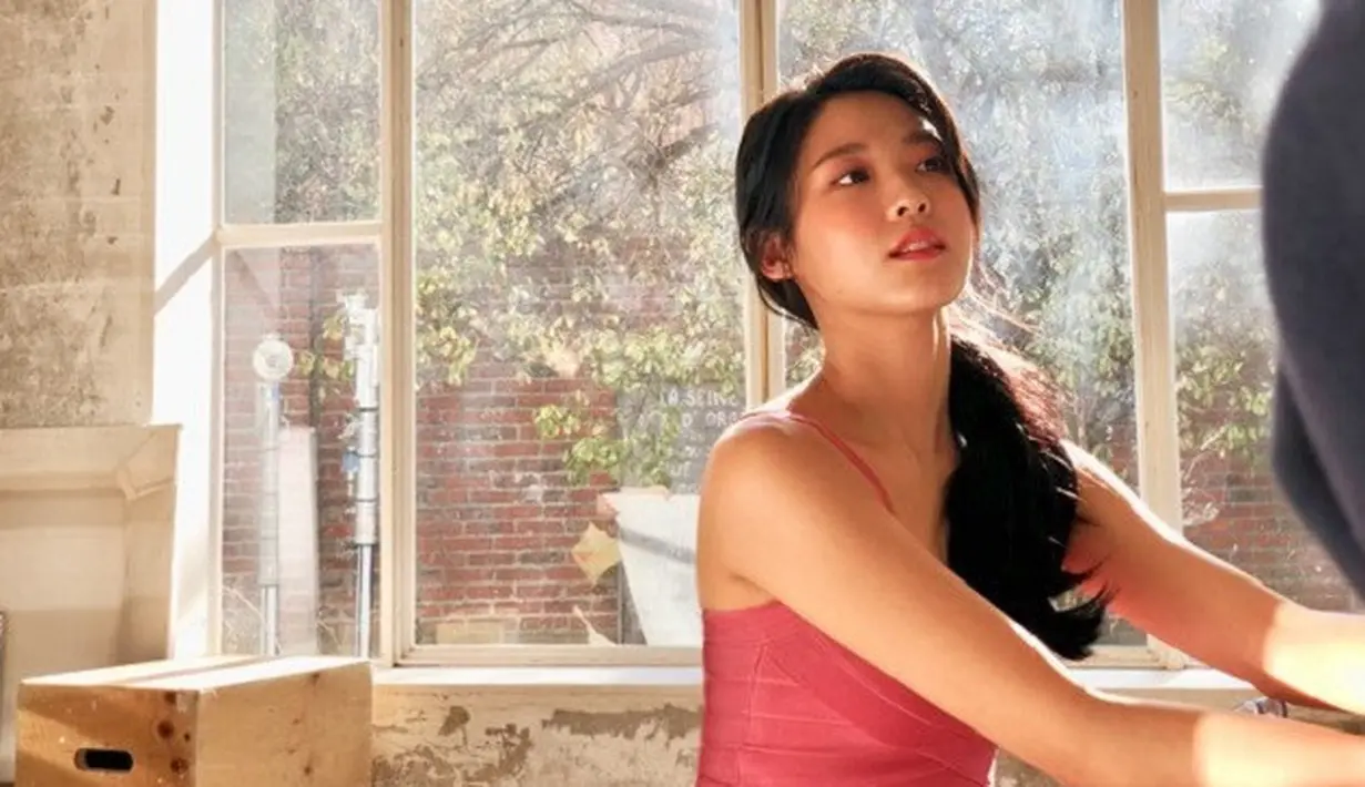 Biasanya Seolhyun tampil cantik dengan rambutnya yang lurus, namun kali ini ia tampil dengan gaya rambut bergelombang tanpa poni. (Foto: instagram.com/sh_9513)