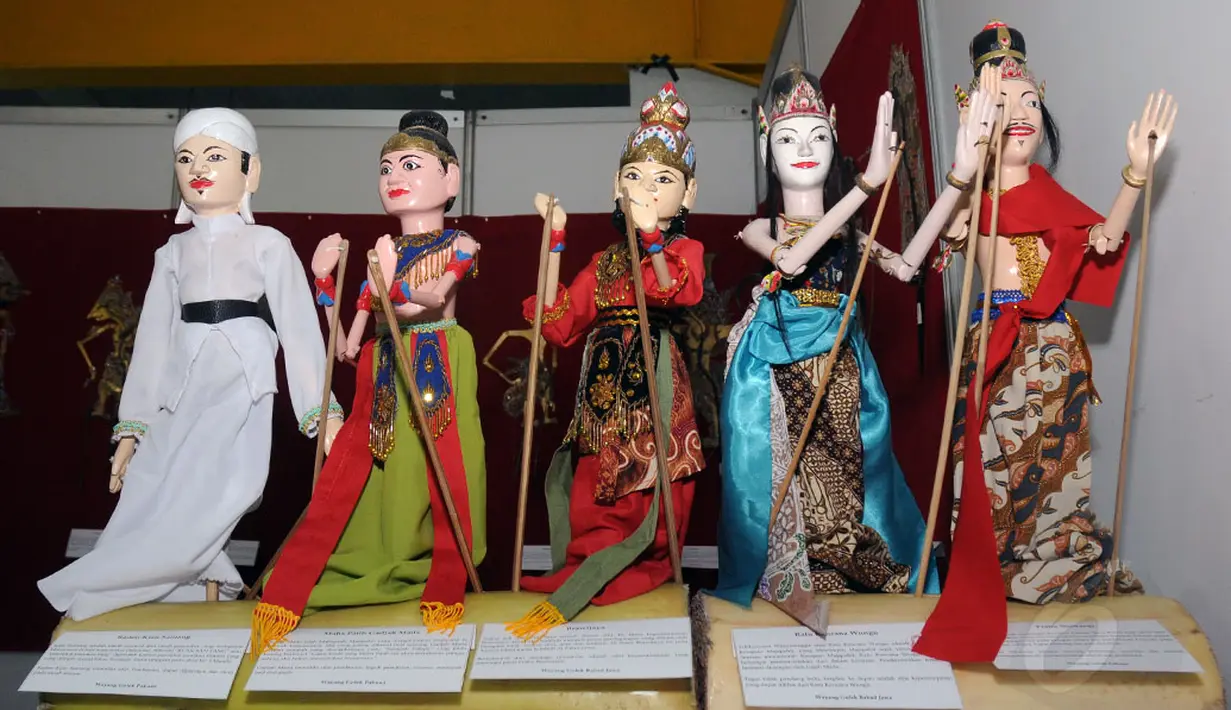 Wayang golek sejumlah tokoh kerajaan pada masa silam dipamerkan dalam festival Wayang Goes To Campus 2014 di Balairung Universitas Indonesia, Depok, (24/9/2014). (Liputan6.com/Helmi Fithriansyah) 
