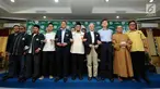 Ketum PP Pemuda Muhammadiyah, Dahnil Anzar Simanjuntak (tengah) bersama tokoh organisasi pemuda lintas agama usai memberi keterangan di Jakarta, Selasa (5/9). Mereka mengeluarkan pernyataan sikap terkait Rohingya . (Liputan6.com/Helmi Fithriansyah)