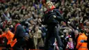 Pelatih Liverpool, Jurgen Klopp, merayakan gol yang dicetak Christian Benteke ke gawang Southampton dalam laga Liga Premier Inggris di Stadion Anfield, Liverpool, Minggu (26/10/2015). (Reuters/Phil Noble)