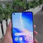 Oppo Reno5 memiliki sebuah punch hole di sisi kiri atas layar (Liputan6.com/ Agustin Setyo W)