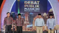 Kedua pasangan calon Gubernur dan Wakil Gubernur DKI Jakarta menyanyikan lagu kebangsaan Indonesia Raya saat debat terakhir Pilgub DKI Jakarta di Hotel Bidakara, Jakarta, Rabu (12/4). (Liputan6.com/Faizal Fanani)